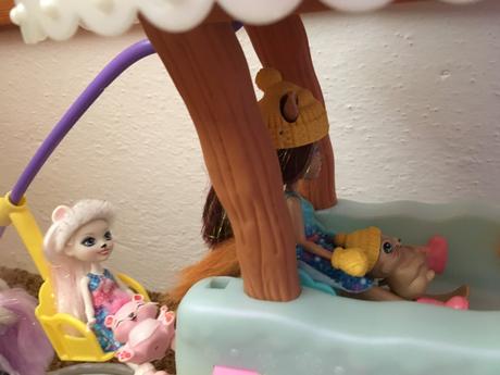 Zimný domček + 6x bábika a zvieratko enchantimals, 