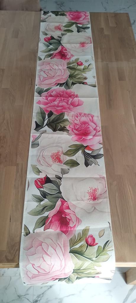 Obrus behúň aj vankúše, 