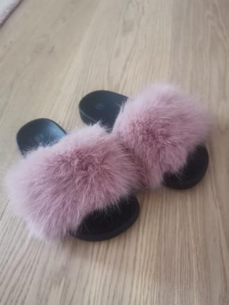 Kozusinkove šľapky, 32