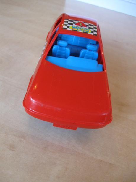 Červené plastové autíčko, 
