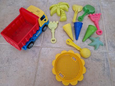Hračky do piesku (auto, kornuty...),