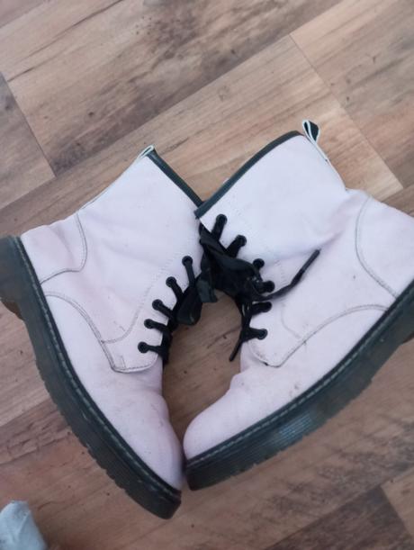 Ružové topanky, 33