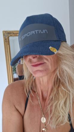 La sportiva šiltovka, s