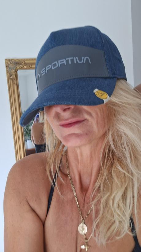 La sportiva šiltovka, s