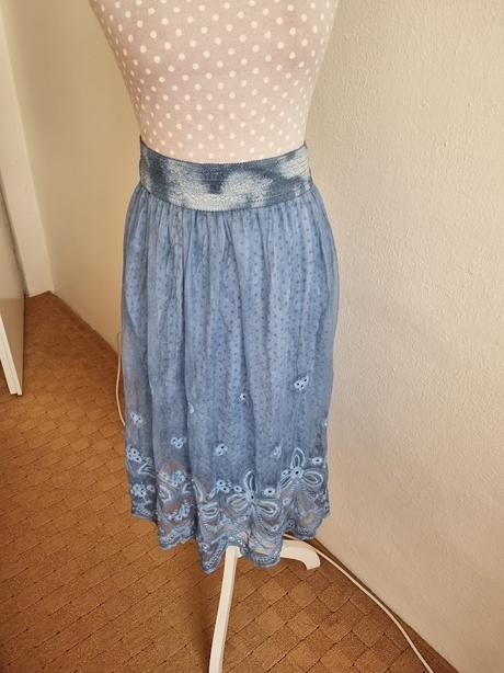 Svetlomodrá tylová vyšívaná sukň s, s