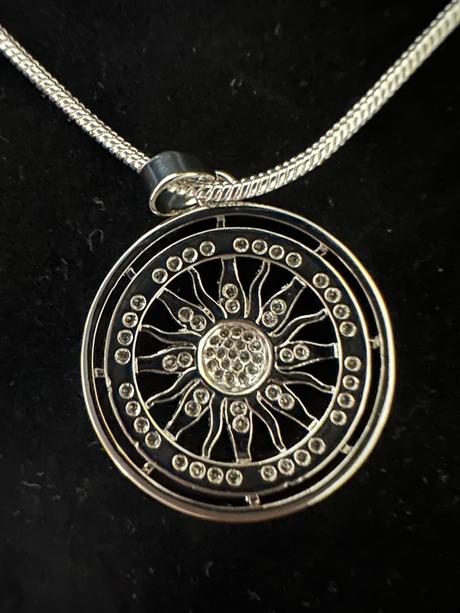 Medailón symbol slnka,