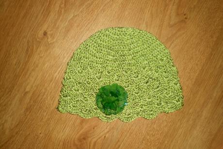 Háčkovaná čiapočka s kvetom, 104