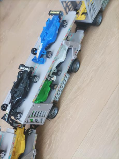 Kamión s formulami,