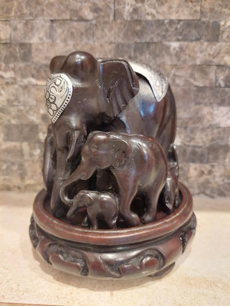 Sochy sloníkov s popolníkov,