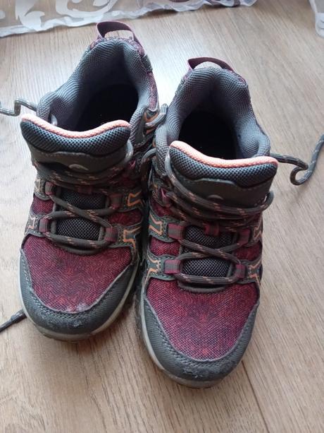 Dievcenske trekove topanky, 31