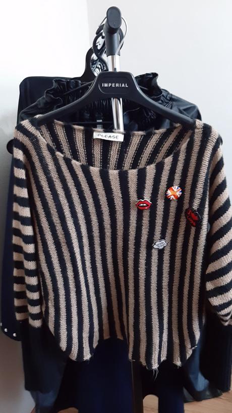 Please pulovrik s odznakmy, pleas,m