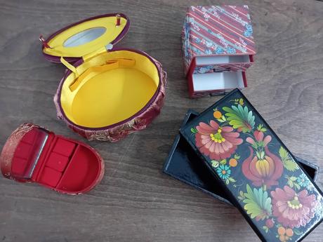 Keramické figúrky, ozdobné škatuľky, šperkovnice,