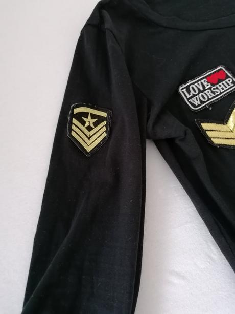 Šaty s nášivkami, s