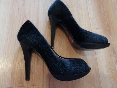 Čierne lodičky, 35