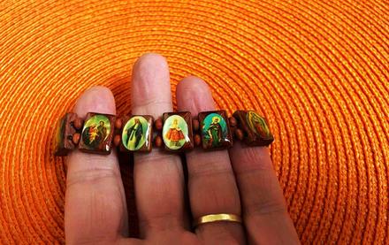 Drevený náramok s náboženskou tématikou,