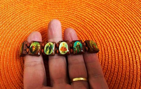 Drevený náramok s náboženskou tématikou,