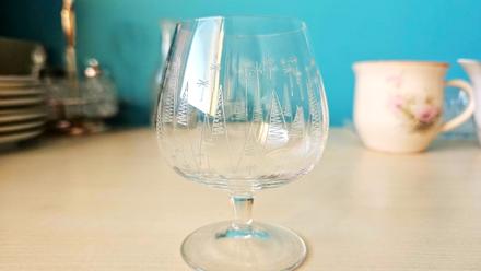 Malý pohárik na stopke s gravírovanými stromčekmi, 