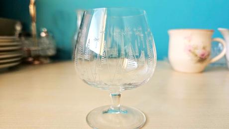 Malý pohárik na stopke s gravírovanými stromčekmi, 