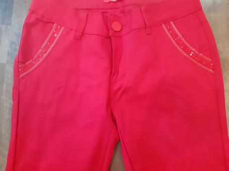 Červené nohavice, s