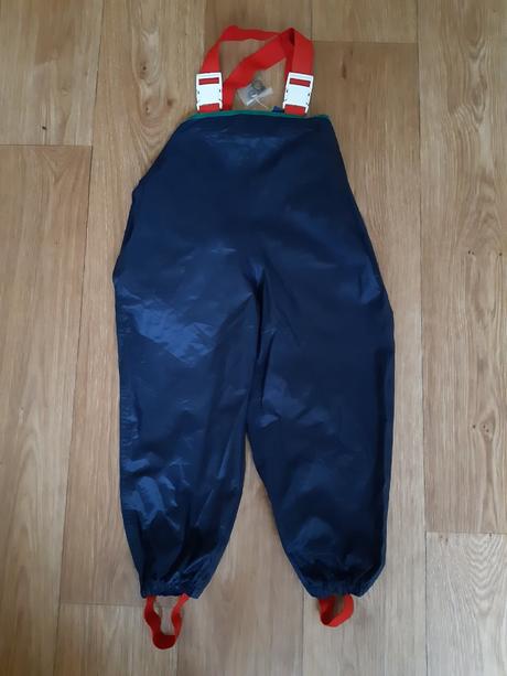 Nohavice do dažďa, 110