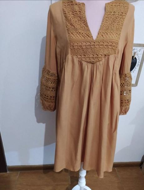 Šaty s krajkovymi doplnkami, 