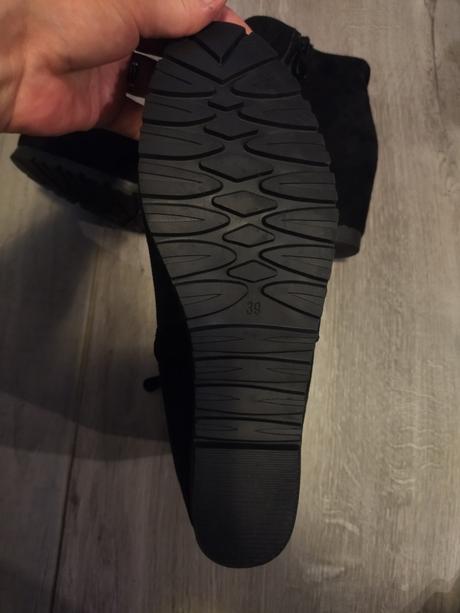 Hodinku obuté semišové čižmičky, 39