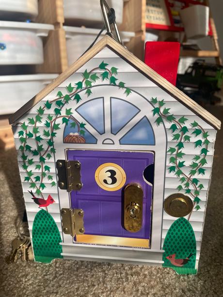 Drevený domček s kľúčmi mellisa&doug, 