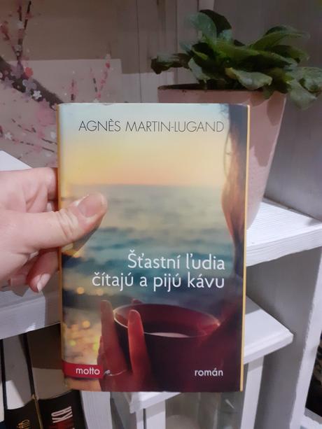 Šťastní ľudia čítajú a pijú kávu, kníhkupectvo, 