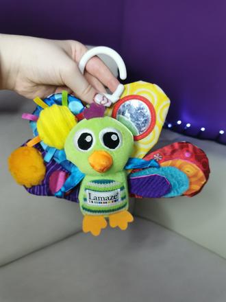 Lamaze závesná hračka páv,