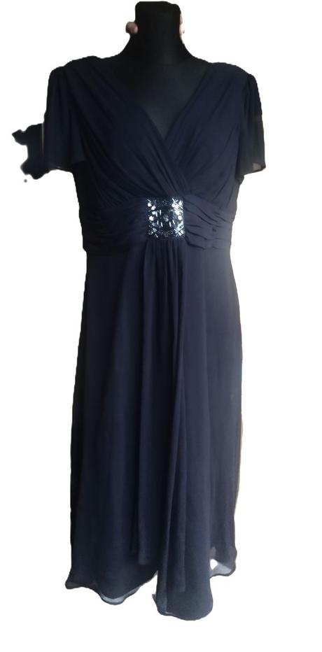 Ľahučké spoločenské šaty, 42