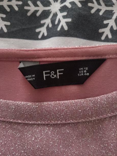 Dve trblietavé tuniky, 38