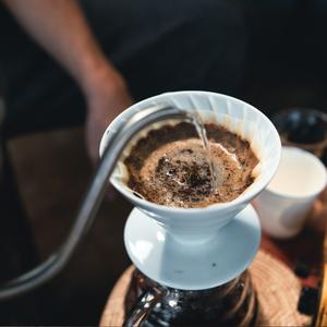 Ako si viem doma pripraviť zrnkovú kávu, keď nechcem drahý kávovar?