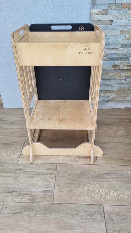 Učiaca veža petinka s kriedovou tabuľou,