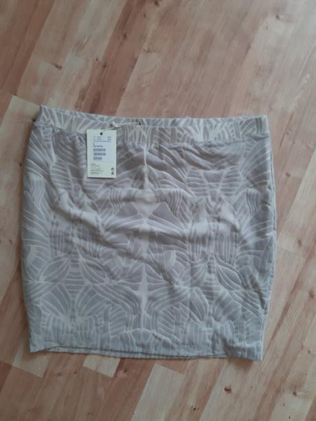 Krásna elastická sukňa s visačkami, l