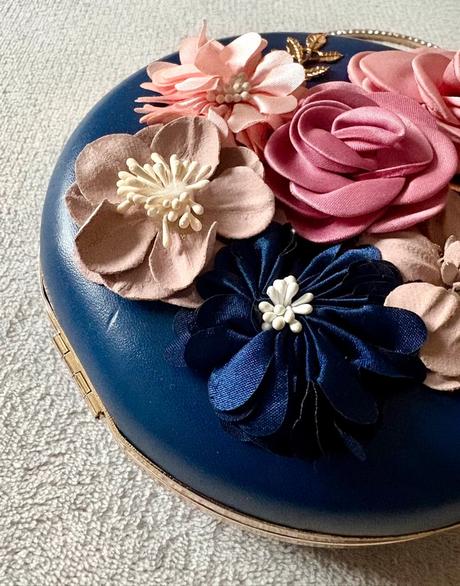 Elegantná okrúhla kabelka s 3d kvetmi, 