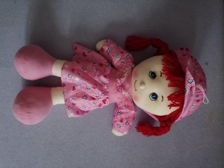 Bábika v ružovom oblečení, 