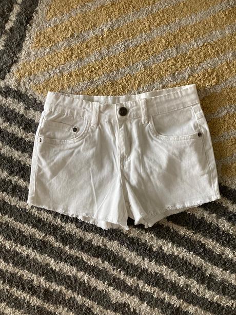 Biele kraťase yfk, 146