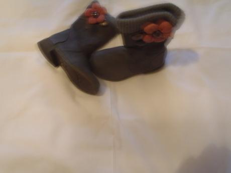 Šedé čižmičky, 22