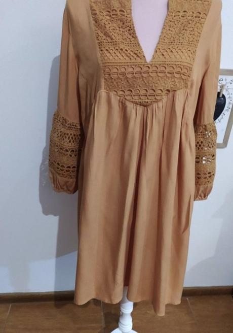 Šaty s krajkovymi doplnkami, 