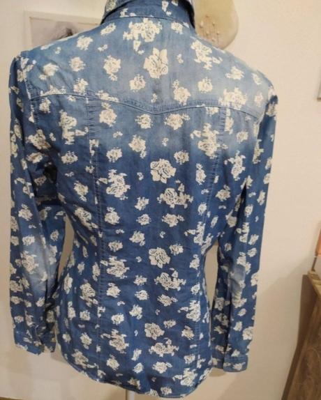 Kvietkovana riflová košeľa, 38