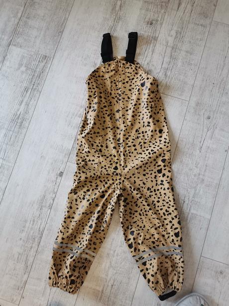 Nohavice do dažďa, 110