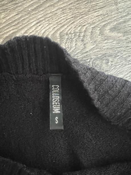 Čierny pulóver, s