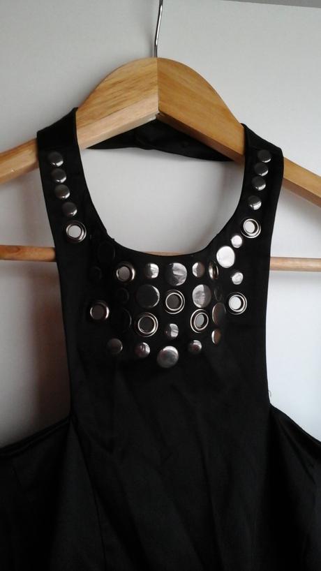 Cierne saty s vybijanym dekoltom nenosene, gate,36