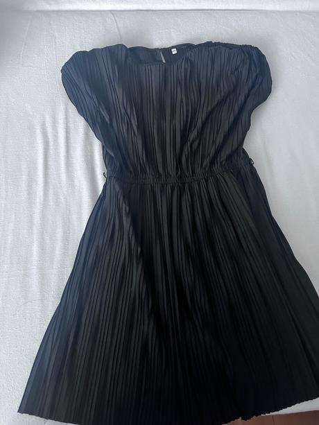 Elegantne plisovane saty, 146