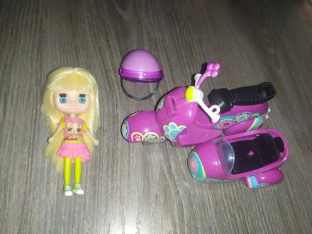 Babika blythe na skutri,