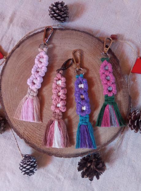 Skladom makramé kľúčenky-privesok, 