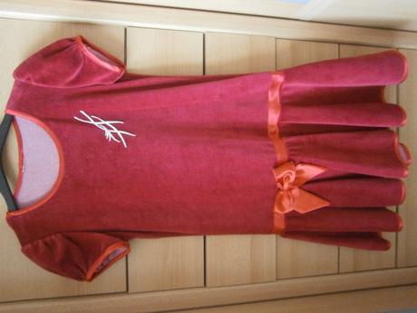 Zamatové šaty veľ.asi na 8-9r., 134