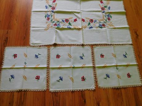 Vidiecký -ručne vyšívaný set obrusov-122x135cm,, 