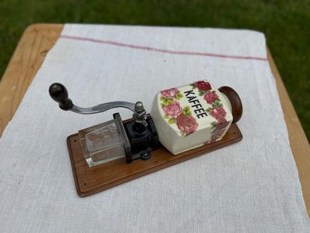 Starožitný porcelánový mlynček na kávu,