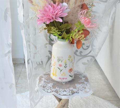 Keramická jarná váza s kvetmi,